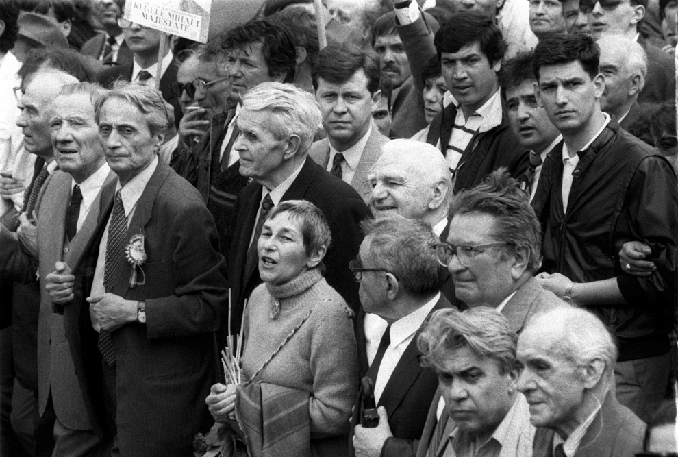 Mitingul anticomunist organizat de societatea civilă, partidele de opoziţie şi mişcările studenţeşti, iunie- iulie 1990, în Piaţa Universităţii. În imagine, Ion Diaconescu (al 3-lea din stânga), Corneliu Coposu (al 4-lea din stânga), Doina Cornea (C), Ion Raţiu (în spatele Doinei Cornea).
