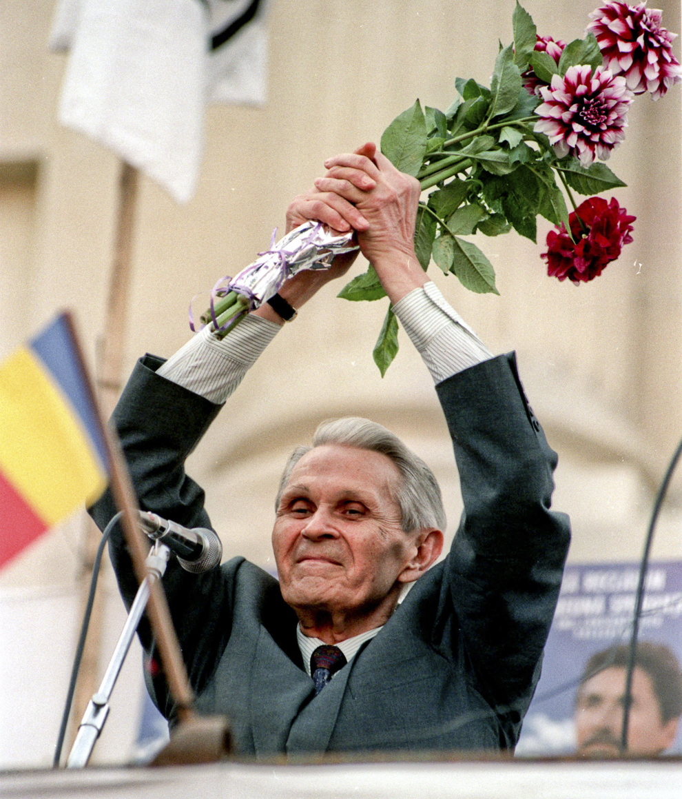 Miting al PNŢCD, duminică, 7 iunie 1992. În imagine, preşedintele partidului, Corneliu Coposu.