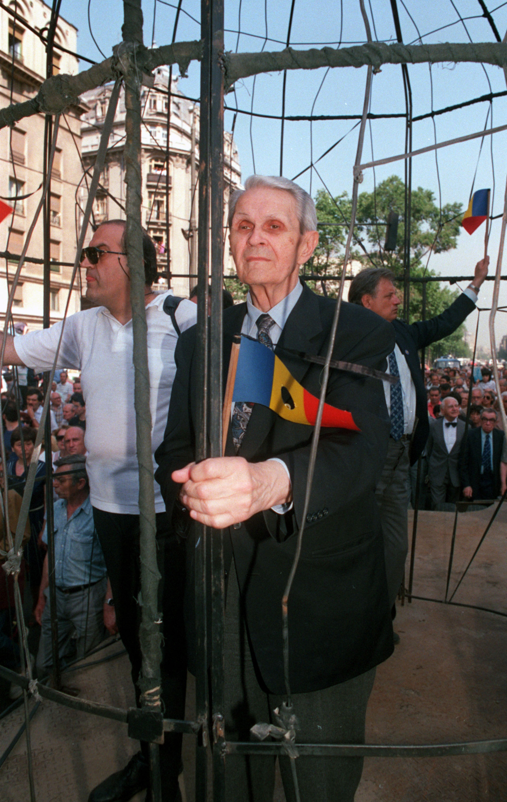 Marş de protest pentru respectarea drepturilor democratice, organizat de Alianţa Civică în colaborare cu partidele de opoziţie şi societatea civilă. În imagine, preşedintele PNŢCD, Corneliu Coposu (D) şi pianistul Dan Grigore(S).