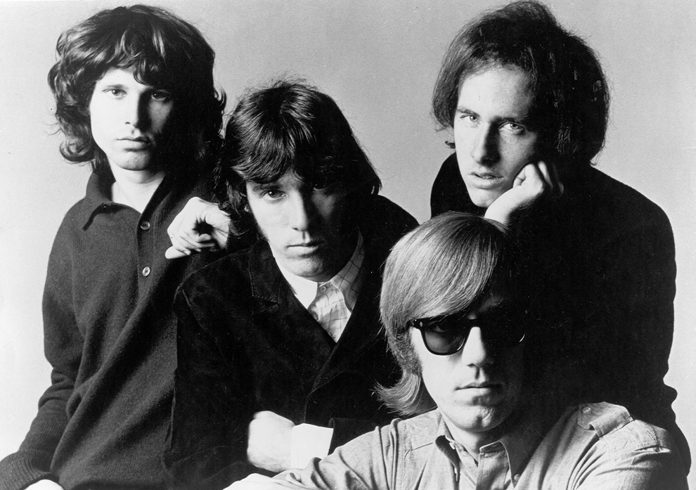 Trupa rock 'The Doors' pozează pentru o serie de fotografii promoţionale, circa 1966. De la stânga la dreapta: Jim Morrison, Ray Manzarek, Robbie Krieger şi John Densmore.