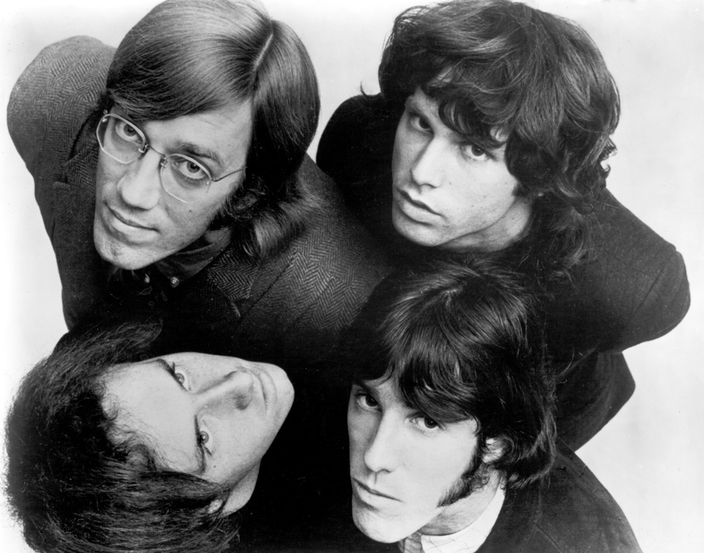 Trupa americană The Doors pozează pentru o sesiune de fotografii de promovare, în New York, circa 1967.