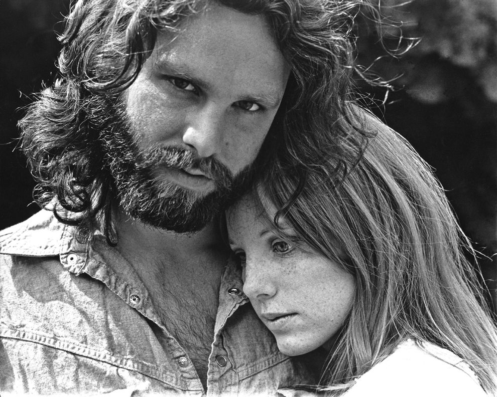 Jim Morrison împreună cu iubita sa, Pamela Courson, în timpul unei şedinţe foto desfăşurate la Bronson Caves în Hollywood, California, 1969.