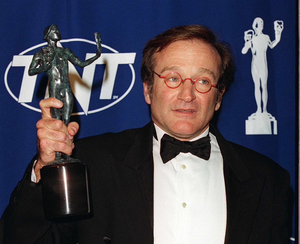 Actorul Robin Williams arată premiul pentru cel mai bun actor în rol secondar, pentru filmul “Good Will Hunting” în timpul celei de-a 4-a ediţii a Annual Screen Actor’s Guild Awards, în Los Angeles, SUA, 8 martie 1998. 