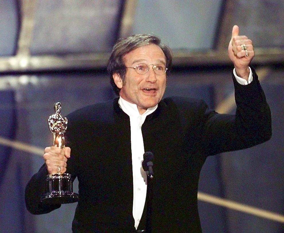 Actorul Robin Williams arată Oscarul pentru cel mai bun actor în rol secondar, pentru filmul “Good Will Hunting”, în timpul celei de-a 70-a ediţii a Oscarurilor, în Los Angeles, 23 martie 1998. 