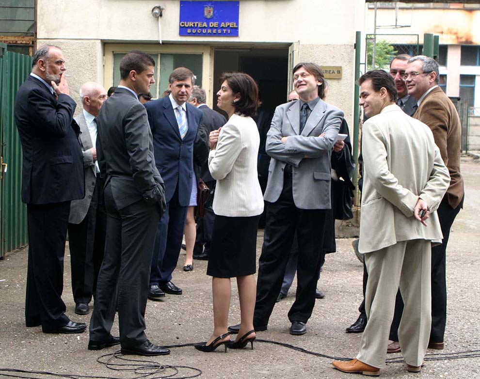 Dinu Patriciu, însoţit de mai mulţi fruntaşi liberali care au venit să-l susţină pe colegul lor, s-a prezentat la Curtea de Apel Bucureşti, joi, 2 Iunie 2005.