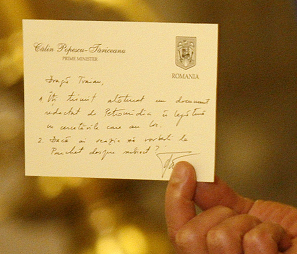 Preşedintele României, Traian Băsescu arată biletul primit de la premierul Călin Popescu Tăriceanu, în primăvară anului 2005, în cadrul unei declaraţii de presă, la Palatul Cotroceni, în Bucureşti, miercuri, 17 ianuarie 2007.  Subiectul biletului era legat de dosarul Petromidia în care era cercetat şi Dinu Patriciu.