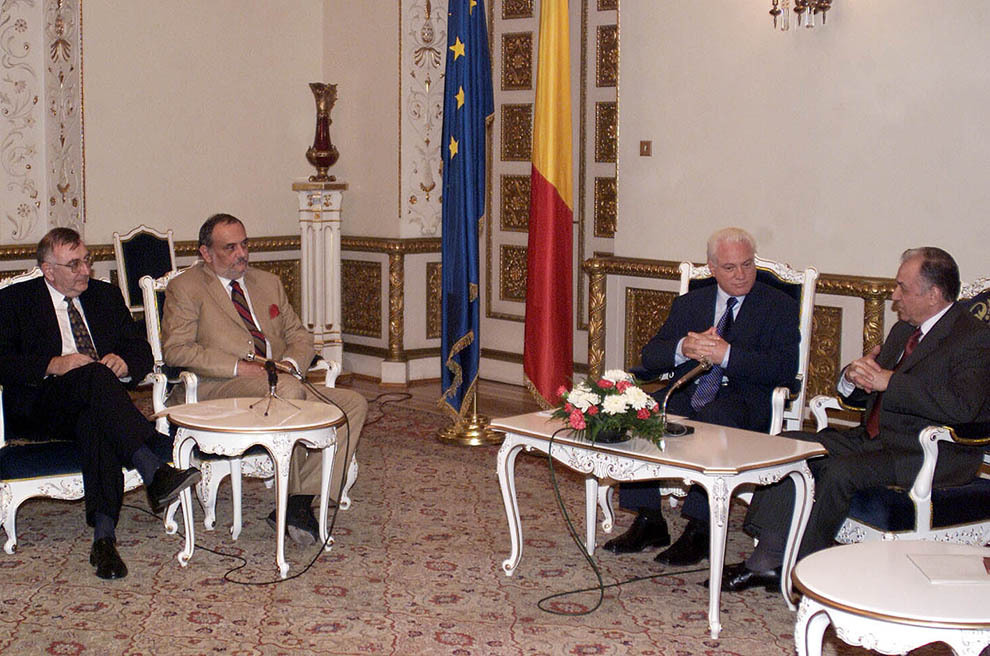 Reprezentanţii PNL Andrei Chiliman, Dinu Patriciu şi Valeriu Stoica participă la o întâlnire cu preşedintele Ion Iliescu, miercuri, 3 octombrie 2001.