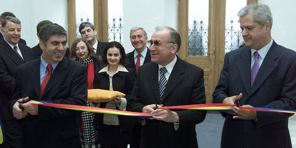 Ioan Amarie, Ion Iliescu şi Adrian Năstase inaugurează noul sediu al Parchetului Naţional Anticorupţie, în Bucureşti, joi, 30 ianuarie 2003. 