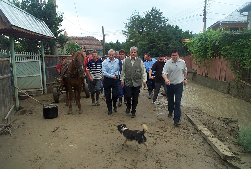 Premierul Adrian Năstase vizitează comunele Asău şi Comaneşti din judeţul Bacău, afectate de ploile torenţiale şi de inundaţiile înregistrate în ultimele zile, joi, 29 iulie 2004. 