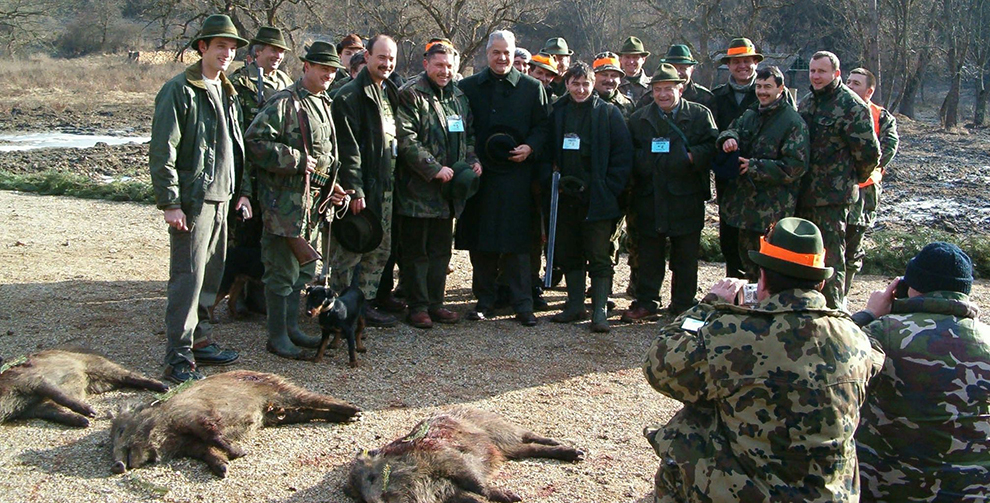 Adrian Năstase (C) pozează cu vânătorii, lângă porcii mistreţi omorâţi în timpul unei partide de vânătoare, organizate de omul de afaceri Ion Ţiriac, pe un domeniu situat lângă localitatea Bâlc, din judeţul Bihor, luni, 24 ianuarie 2005.