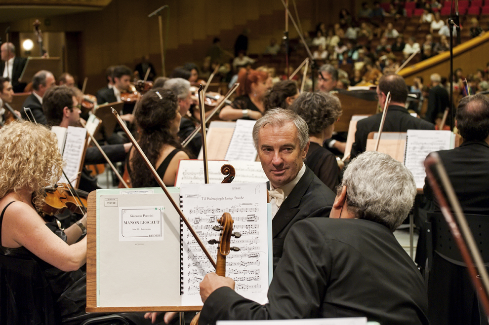 Membrii Orchestrei Nazionale Sinfonica della Rai discută între ei înainte de începerea concertului, 23 septembrie 2012, Festivalul RadiRo, Bucureşti.