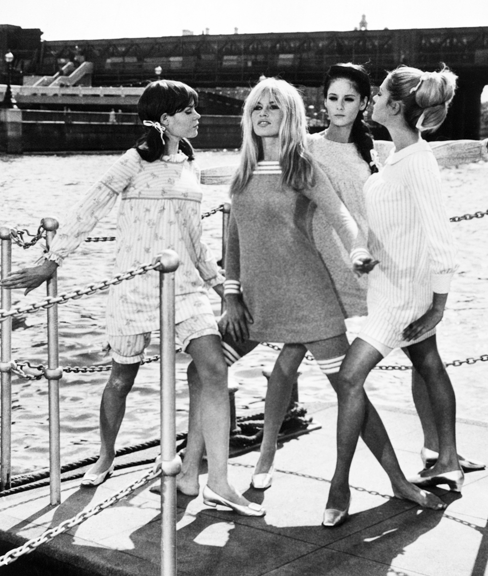 Brigitte Bardot pozează alături de fotomodele pe platoul de filmare al filmului „A coeur joie”, în Londra, Marea Britanie, 14 septembrie 1966.