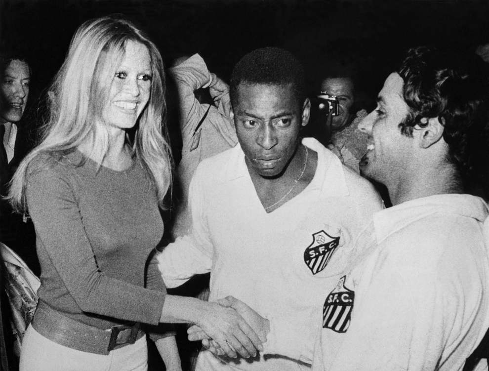 Fotbalistul de origine braziliană Pele o prezintă coechipierilor săi pe Brigitte Bardot, în Colombes, Franţa, 1 aprilie 1971.