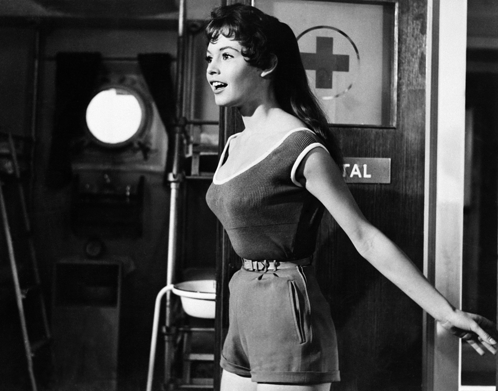 Imagine cu Brigitte Bardot din filmul „Doctor at Sea” din anul 1955.