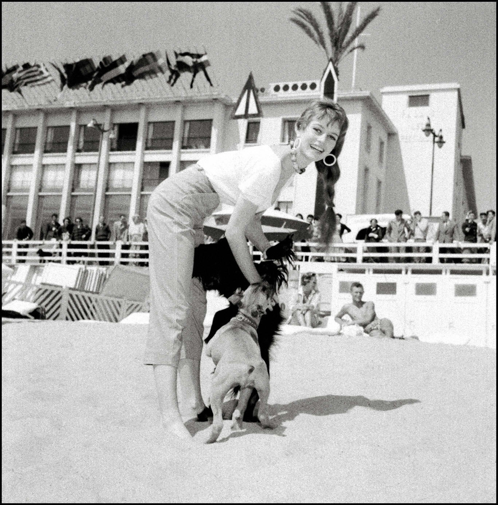 Fotografie nedatată: Brigitte Bardot  pozează pentru fotografi, în timpul festivalului de film de la Cannes.