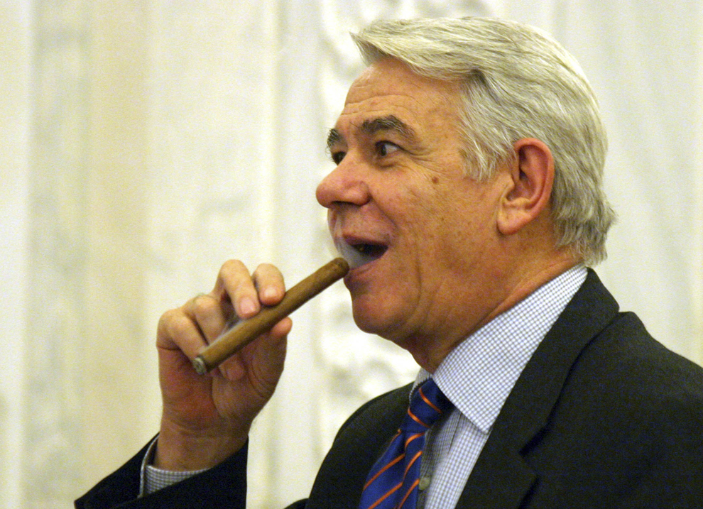 Teodor Meleşcanu participă la lucrările congresului ordinar, în care se alege noul preşedinte şi echipa de conducere a Partidului Democrat Liberal, la Palatul Parlamentului, în Bucureşti, vineri, 4 februarie 2005.
