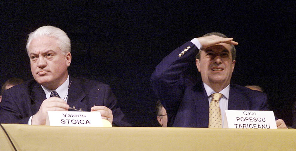 Valeriu Stoica şi Călin Popescu Tăriceanu participă la Congresul PNL, în Bucureşti, 17 februarie 2001.