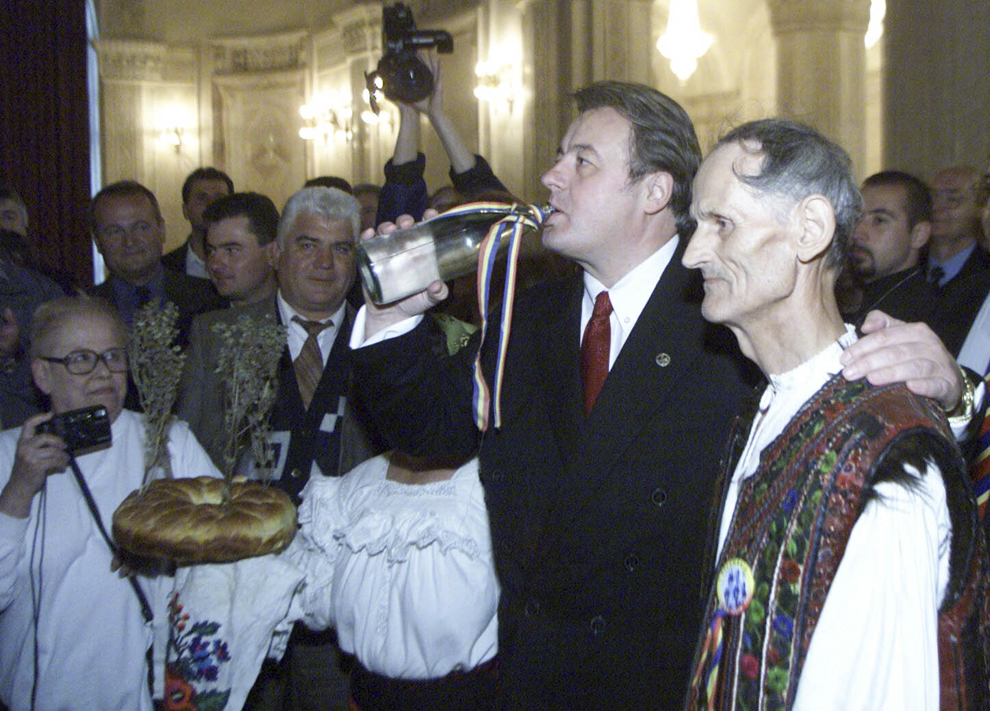 Senatorul Corneliu Vadim Tudor sărbătoreşte, după ce a fost desemnat candidat la Preşedinţie de către Consiliul Naţional al PRM, în Bucureşti, 30 septembrie 2000.