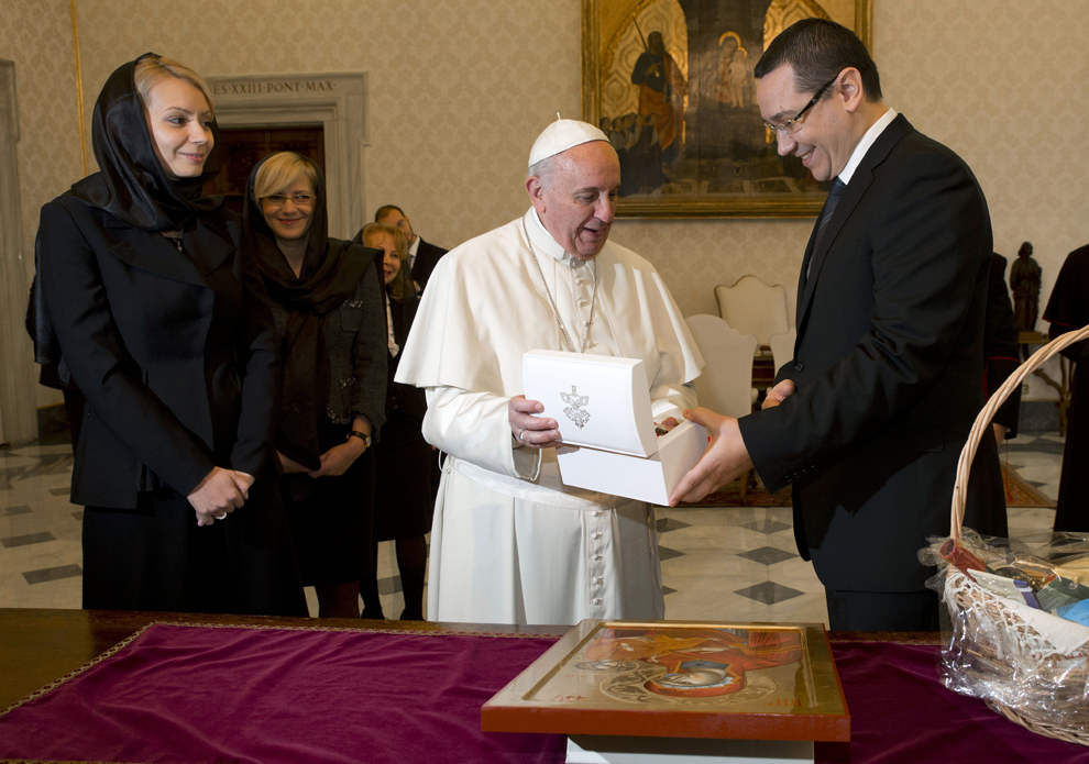 Papa Francis schimbă cadouri cu prim-ministrul român Victor Ponta, în timpul unei audienţe private, în studioul suveranului pontif din Vatican, sâmbătă, 1 martie 2014.