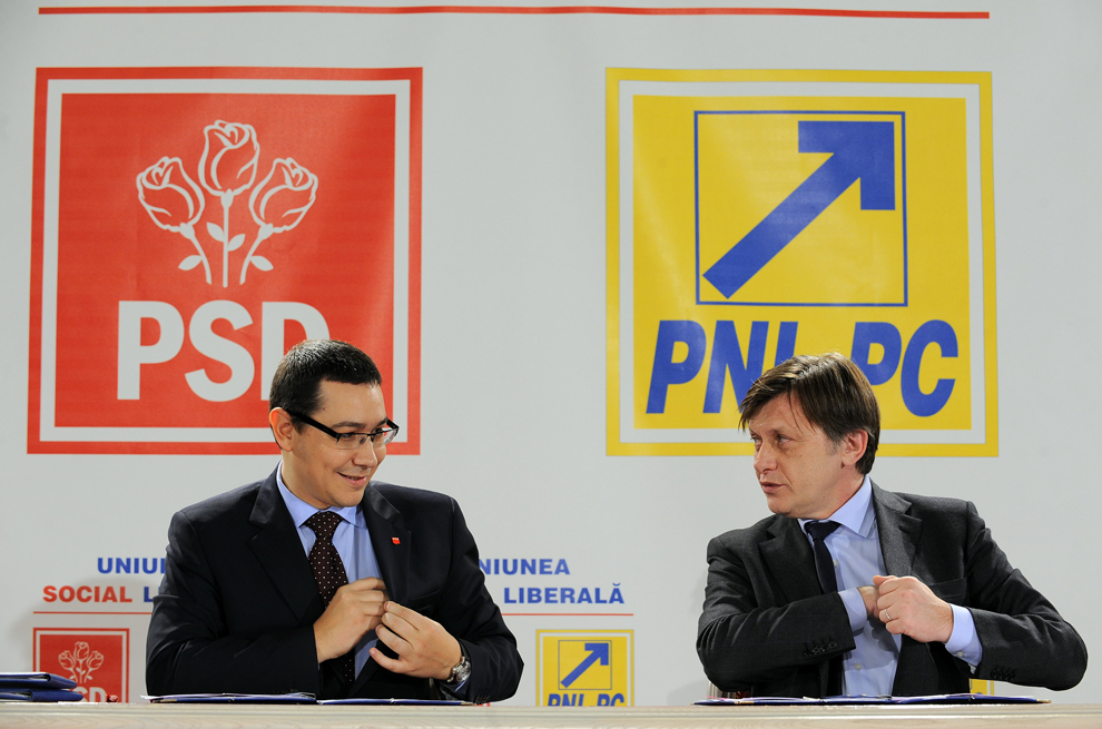 Preşedintele PSD, Victor Ponta (S), alături de Preşedintele PNL, Crin Antonescu (D), semnează actul de constituire a Uniunii Social Liberale, în Bucureşti, sâmbătă, 5 februarie 2011.