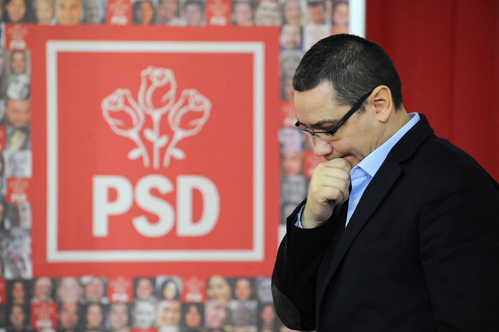 Preşedintele PSD, Victor Ponta, ascultă declaraţia de presă a Rovanei Plumb (nu este prezentă în imagine), preşedintele Organizaţiei de Femei a PSD, după şedinţa Comitetului Executiv Naţional al Femeilor Social Democrate, în Bucureşti, sâmbătă, 21 ianuarie 2012.