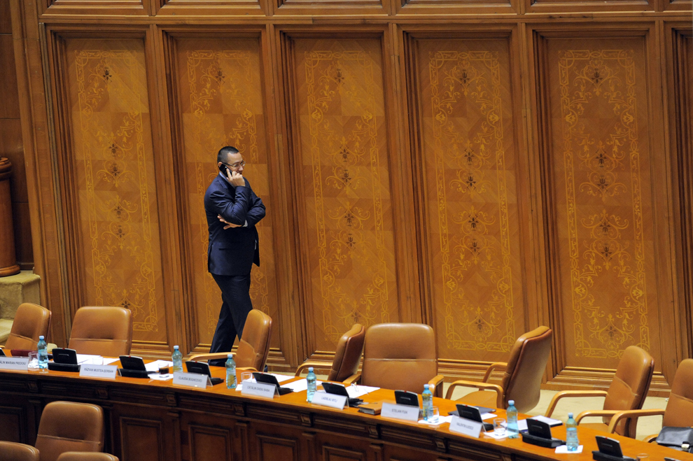 Preşedintele PSD, Victor Ponta vorbeşte la telefon la finalul dezbaterii moţiunii de cenzură depusă de USL "Opriţi Guvernul Şantajabil. Aşa nu, niciodată!", în timpul şedintei comune a Senatului şi a Camerei Deputaţilor, în Bucureşti, vineri, 26 aprilie 2012. Rezultatul votului la moţiunea de cenzură a fost anunţat oficial în plenul Parlamentului, fiind exprimate 235 de voturi "pentru", 9 "împotrivă", iar 4 voturi fiind anulate, guvernul Ungureanu fiind astfel demis. Liderul PSD, Victor Ponta, a declarat ca USL este dispusă să îşi asume guvernarea, cu el premier.