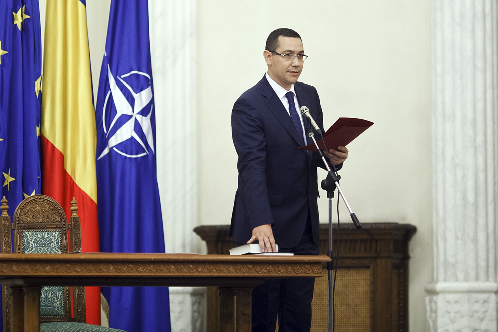 Victor Ponta depune jurământul de învestitură în funcţia de premier, la Palatul Cotroceni, în Bucureşti, luni, 7 mai 2012.