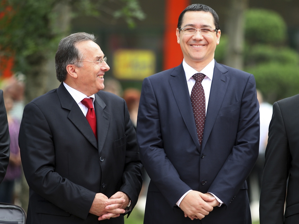 Premierul Victor Ponta (D) şi primarului Iaşului, Gheorghe Nichita (S), participă la ceremonia de inaugurare a Complexului Palas, situat în centrul istoric din apropierea Palatului Culturii din Iaşi, joi, 31 mai 2012.
