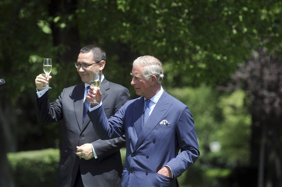 Premierul României, Victor Ponta (S), toastează alături de Prinţul Charles (D), în timpul unui garden party cu ocazia Jubileului de Diamant al Majestăţii Sale Regina Elisabeta a II-a a Marii Britanii, organizat de Ambasada Marii Britanii, în Bucureşti, luni, 11 iunie 2012.