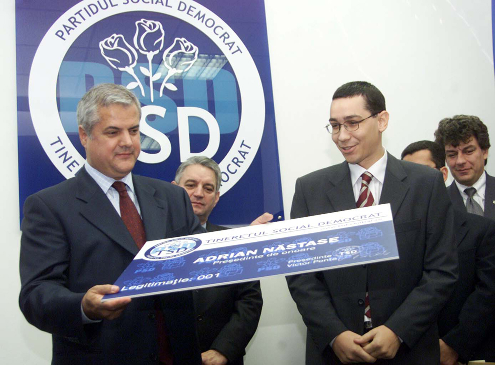Inaugurarea sediului Tineretului Social Democrat, în Bucureşti, miercuri, 30 octombrie 2002. În imagine, Adrian Năstase şi Victor Ponta.