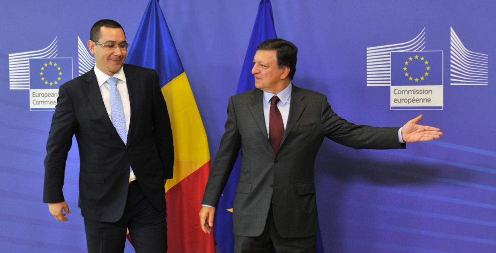 Preşedintele Comisiei Europene, Jose Manuel Barroso îl salută, pe prim-ministrul român Victor Ponta (S), înainte de o întâlnire bilaterală la sediul UE de la Bruxelles, luni, 17 septembrie 2012.