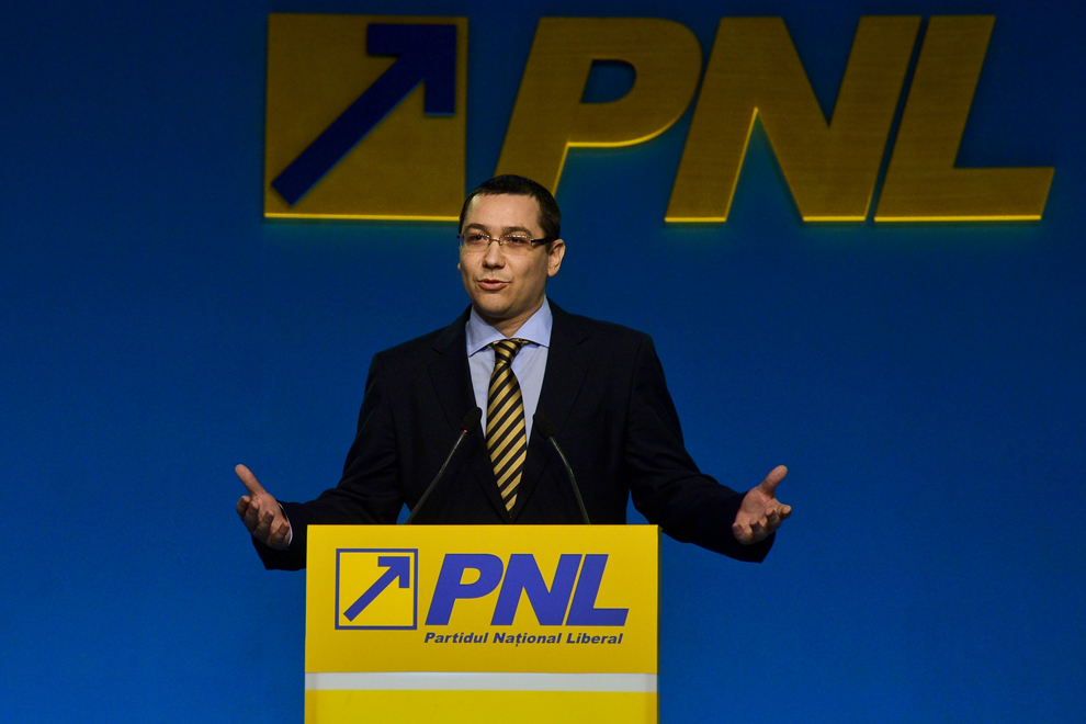 Premierul Victor Viorel Ponta ţine un discurs în timpul Congresului Extraordinar al PNL, în Bucureşti, vineri, 22 februarie 2013.