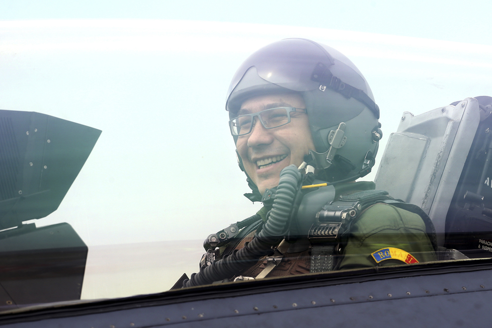 Victor Ponta participă la un zbor cu un avion american F-16, la Baza 71 Aeriană din Câmpia Turzii, joi, 17 aprilie 2014.