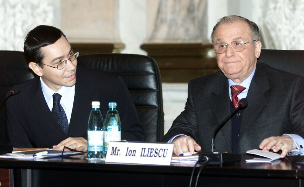 Seminarul Comunicatorilor Oficiali de Luptă Antifraudă al Uniunii Europene, luni, 20 octombrie 2003. În imagine, Victor Ponta şi Ion Iliescu.