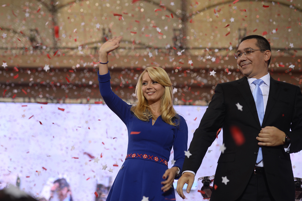 Victor-Viorel Ponta, premier al României şi Preşedinte al PSD, se urcă pe scenă, împreună cu soţia sa, Daciana Sârbu, pentru a susţine un discurs la evenimentul de lansare a candidaturii, din partea Alianţei Electorale PSD-UNPR-PC, la alegerile prezidenţiale din anul 2014, pe Arena Naţională, în Bucureşti, sâmbătă, 20 septembrie 2014.