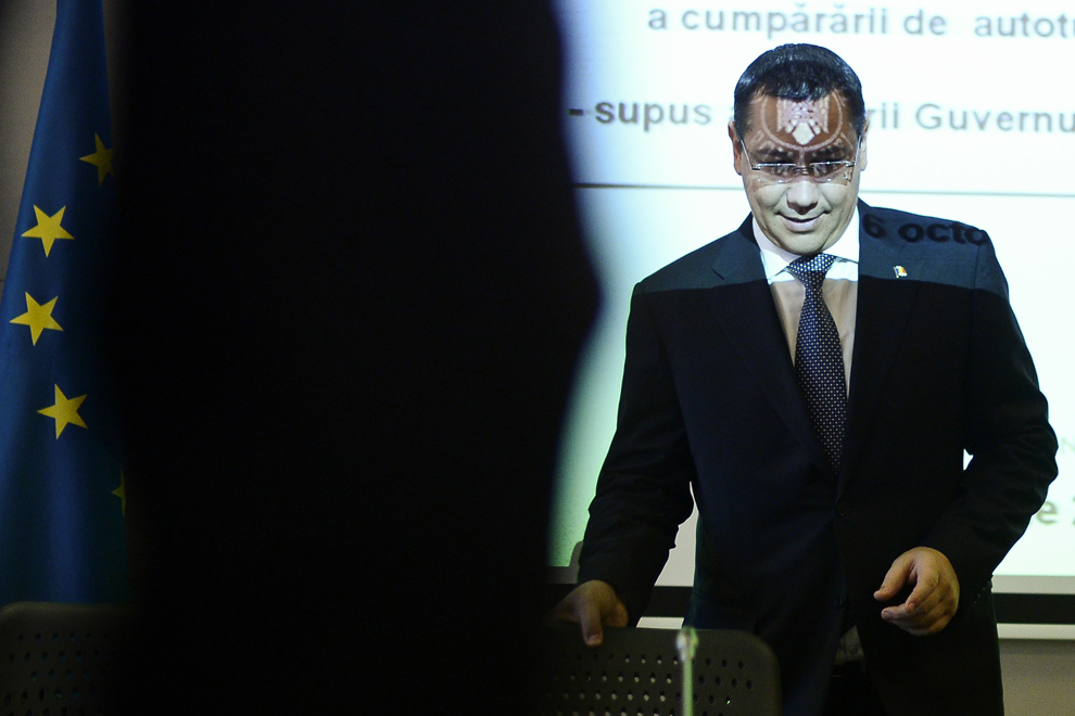 Premierul României, Victor Ponta, trece prin faţa unei proiecţii în timpul evenimentului de prezentare a programului guvernamental Prima Maşină, în Bucureşti, luni, 6 octombrie 2014.