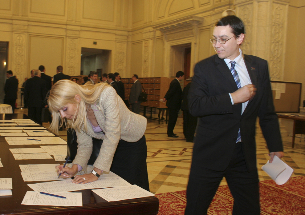 Plenul Camerei Deputaţilor şi-a ales, luni, 1 februarie 2005, conducerea pentru prima sesiune ordinară din acest an. În imagine, Daciana Sârbu şi Victor Ponta.