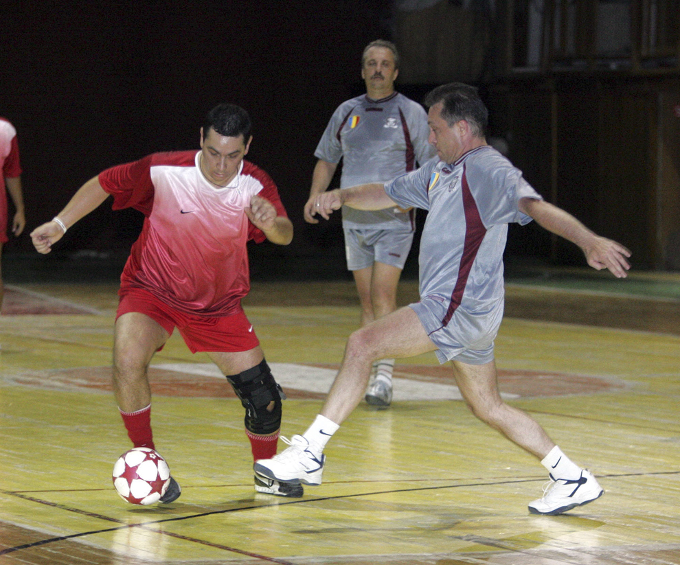 Tinerii social-democraţi au repurtat o victorie clară, joi, 2 septembrie 2005, într-un meci de fotbal susţinut împotriva seniorilor PSD, devansând echipa adversă cu scorul de 11 la 4. În imagine, Victor Ponta şi Cristian Diaconescu.