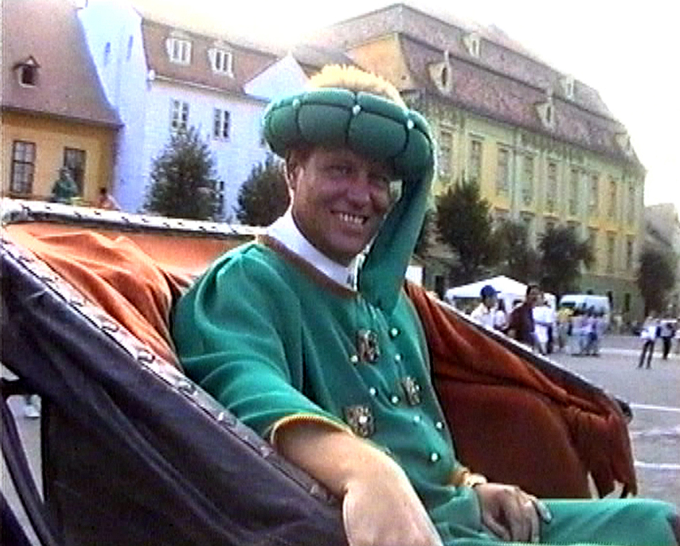 Klaus Iohannis, primarul Sibiului participă la Festivalul Medieval, duminica, 26 august 2001. 
