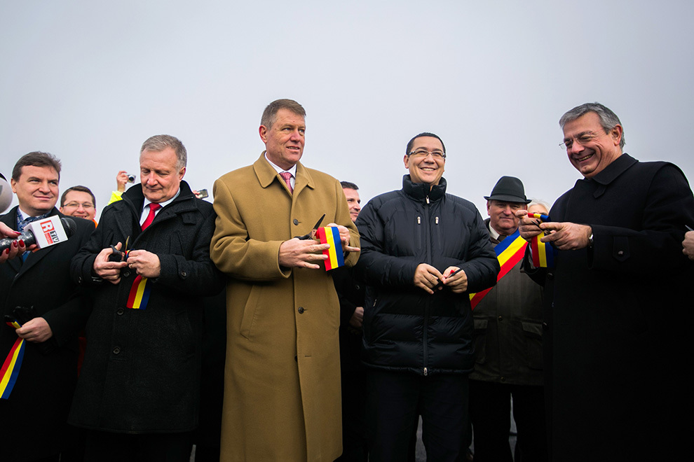 Prim-vicepreşedintele PNL, primarul Sibiului, Klaus Iohannis (C) şi premierul Victor Ponta (CD) inaugurează tronsonul IV al Autostrăzii Sibiu-Orăştie, joi, 19 decembrie 2013. 