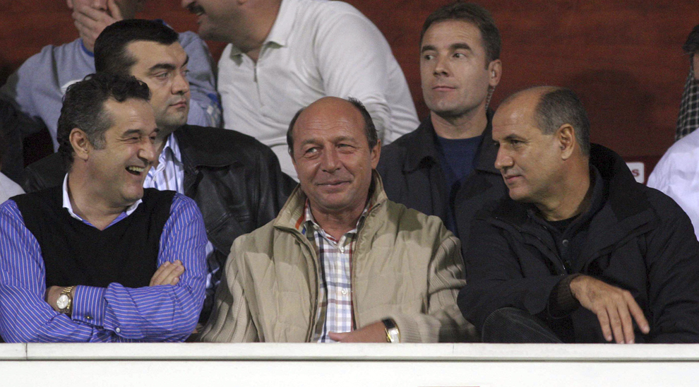 Rapid a încheiat meciul cu Steaua jucat duminică seară, 24 octombrie 2005, pe stadionul Giuleşti cu scorul de 0 - 0, în etapă a X-a a Diviziei A. În imagine, Gigi Becali, Traian Băsescu şi George Copos.