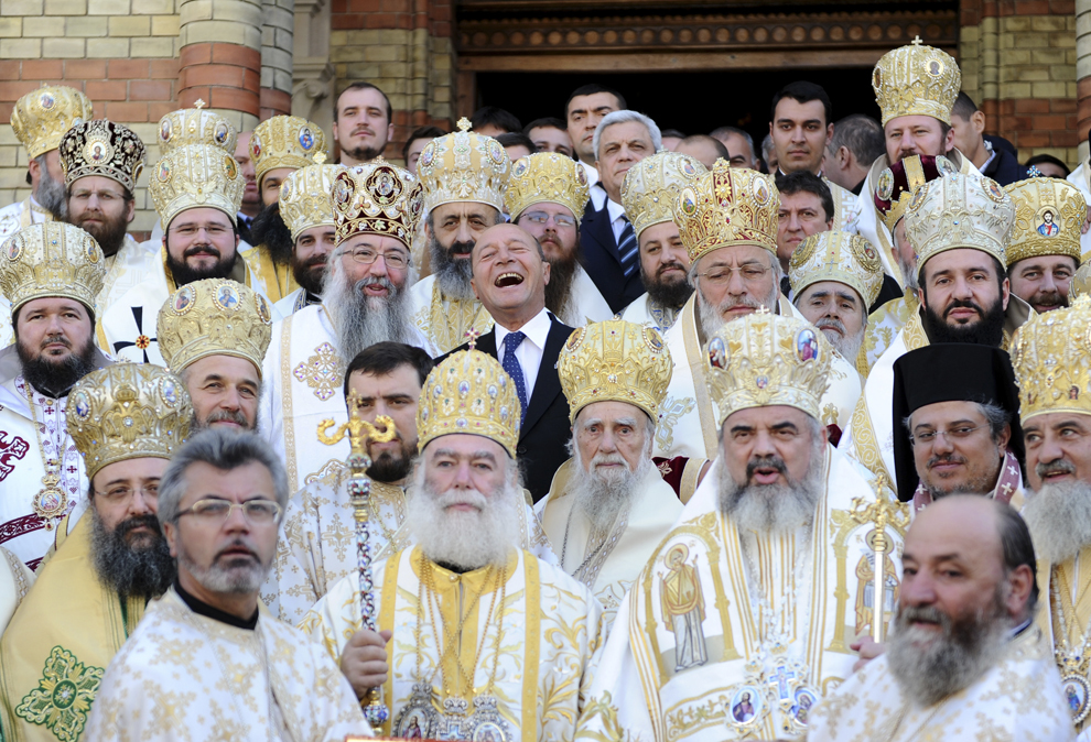 Preşedintele Traian Băsescu se fotografiază împreună cu cei 50 de ierarhi români şi străini, după slujba de canonizare a Mitropolitului Andrei Şaguna, la Catedrala Mitropolitană din Sibiu, sâmbătă, 29 octombrie 2011.