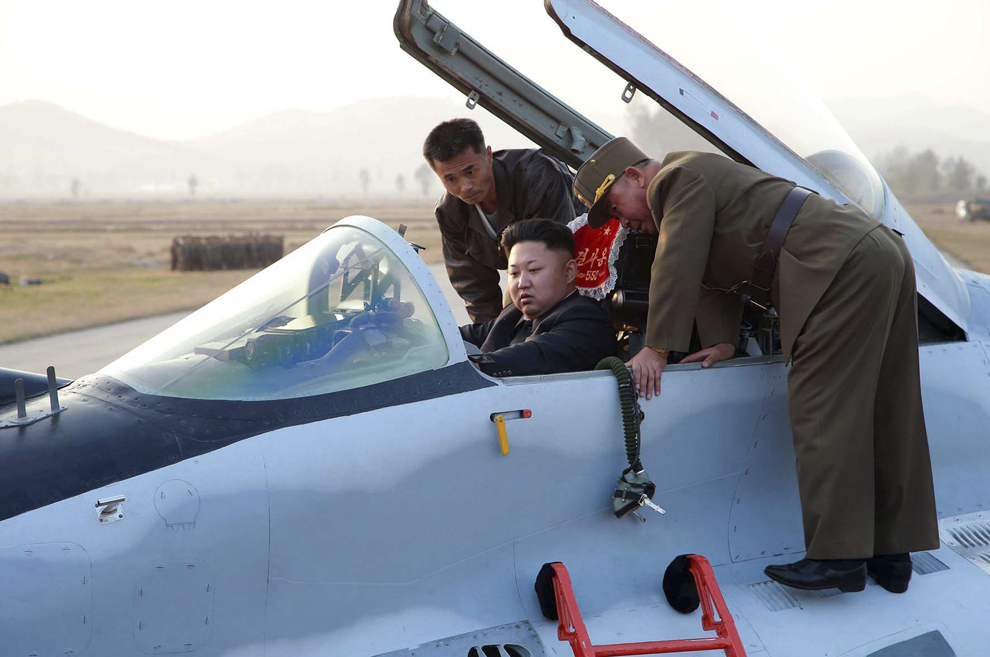 Liderul nord-coreean Kim Jong-un inspectează un avion de lupta în timpul unui exerciţiu aerian la care participă unitaţile aeriene ale Armatei Poporului Nord-Coreean (KPA Air, Anti-Air Force), fotografie furnizată presei, joi, 30 octombrie 2014.