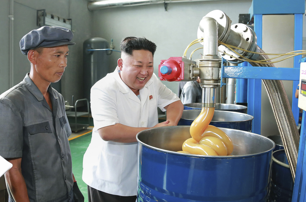 Liderul nord-coreean Kim Jong-un inspectează fabrica de lubrifianţi Chonji, fotografie furnizată presei, marţi, 5 august 2014.