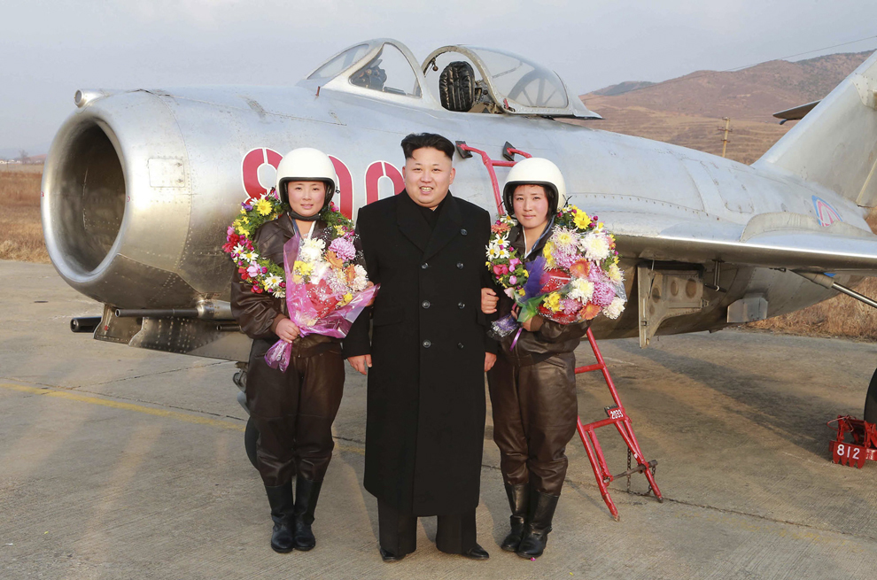 Liderul nord-coreean Kim Jong-un pozează alături de două aviatoare din cadrul diviziei aeriene a Armatei Poporului Nord-Coreean (KPA Air, Anti-Air Force) fotografie furnizată presei, vineri, 28 noiembrie 2014.