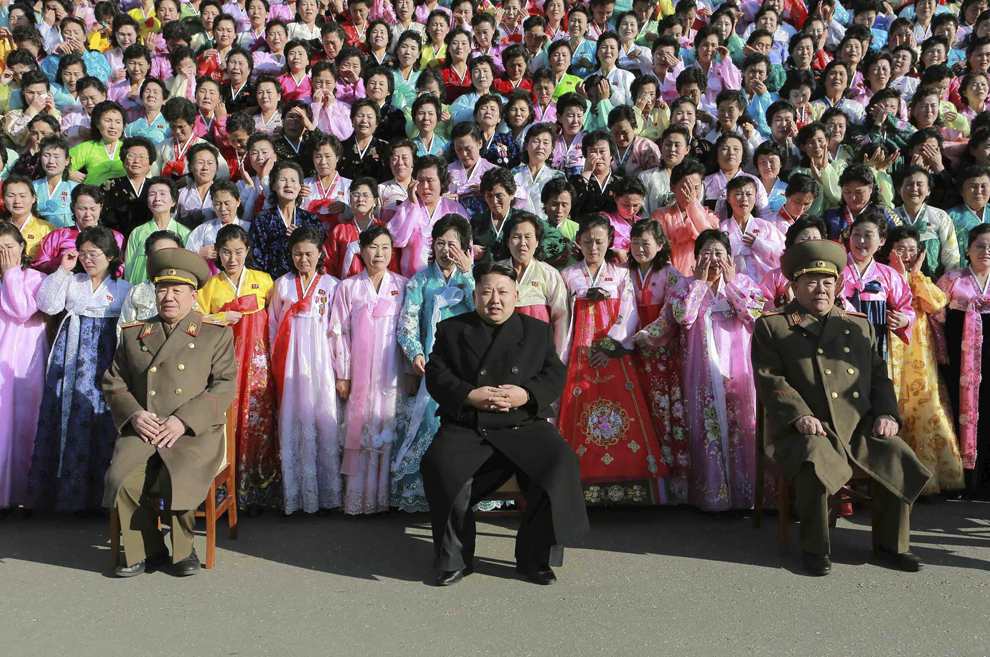 Liderul nord-coreean Kim Jong-un pozează alături de familiile militarilor din cadrul Armatei Poporului Nord-Coreean (KPA), în Phenian, fotografie furnizată presei, marţi, 9 decembrie 2014.