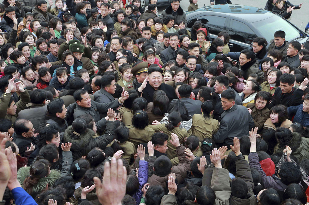Liderul nord-coreean Kim Jong-un vizitează fabrica de textile Kim Jong-Suk din Phenian, fotografie furnizată presei, duminică, 21 decembrie 2014.