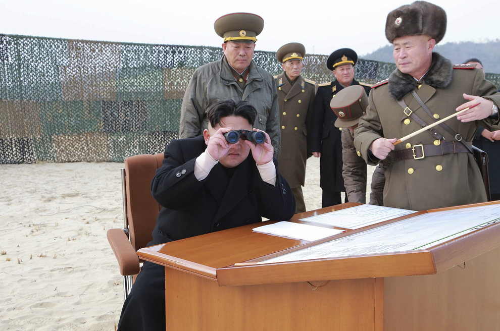 Liderul nord-coreean Kim Jong-un urmăreşte printr-un binoclu un exerciţiu de lansare a rachetelor, într-o subunitate a femeilor aflate în Armata Poporului Nord-Coreean (KPA), fotografie furnizată presei, marţi, 30 decembrie 2014.