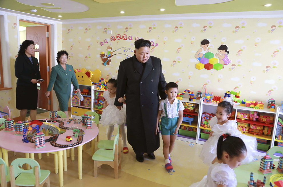Liderul nord-coreean Kim Jong-un (C) vizitează un orfelinat în Phenian, fotografie realizată joi, 1 ianuarie 2015. 
