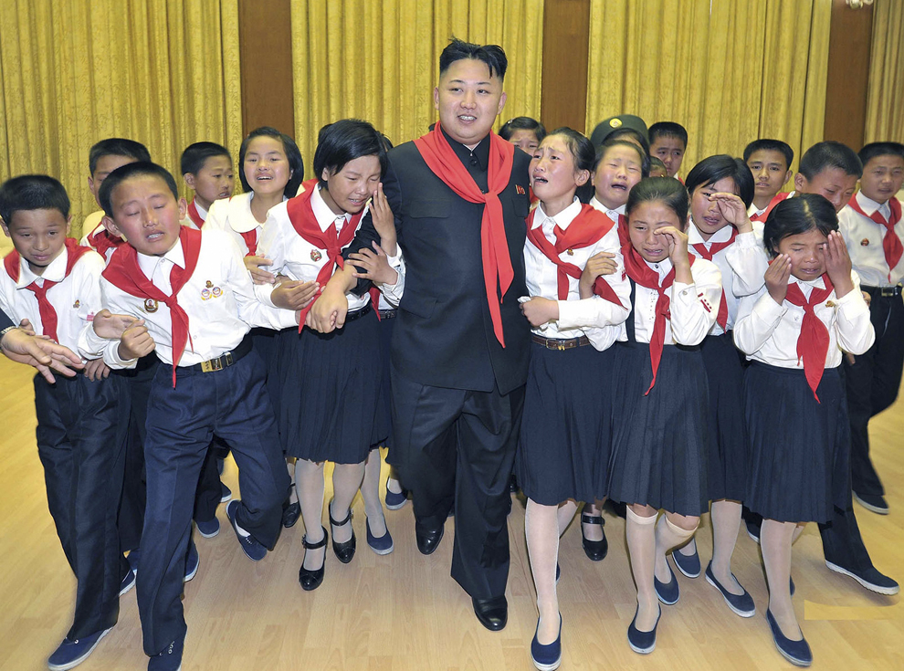 Liderul nord-coreean Kim Jong-un (C) păşeşte alături de copii în timpul unui eveniment organizat cu ocazia sărbătoririi a 66 de ani de existenţă a Uniunii Copiilor Coreeni (KCU), în Phenian, miercuri 6 iunie 2012.